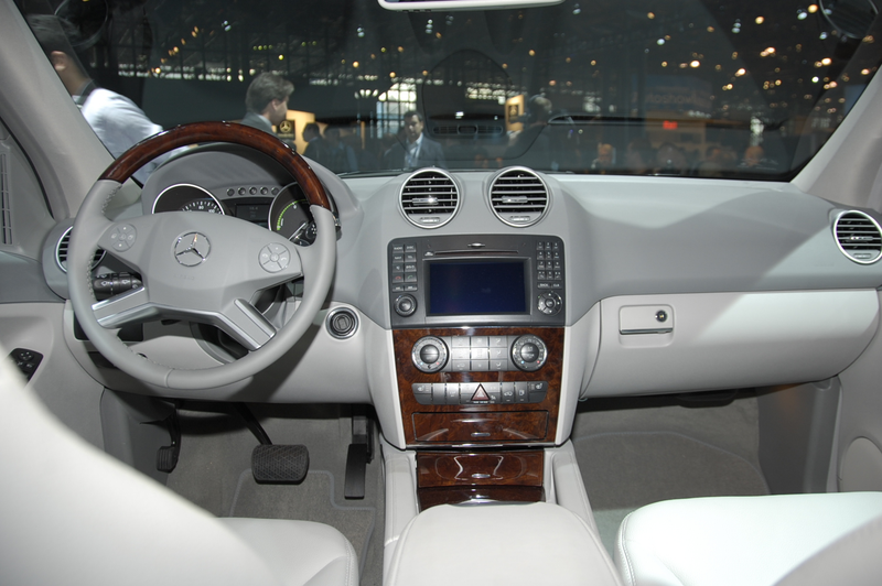 Illustration for article titled 2010 Mercedes ML450 Hybrid: V8 Power With V6 Fuel Economy